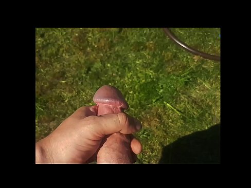 ❤️ Keçika germ di bexçeyek havînê de pisîka xwe ya pembe diqelişe û bi şuştinê dixe. Pornoya spehî li me ku.passionfeverspot.ru ❌️