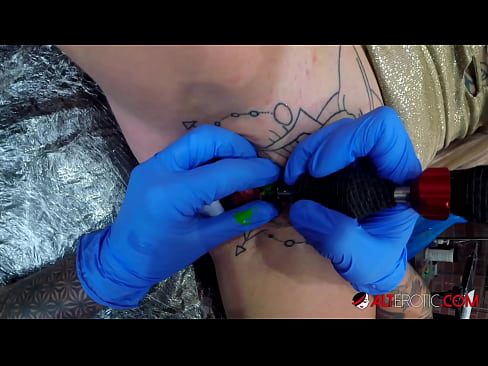 ❤️ Keçika pir tattookirî Sully Savage tattooek li ser klîtorê xwe kir. Pornoya spehî li me ku.passionfeverspot.ru ❌️