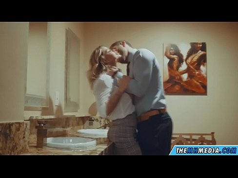 ❤️ Gava ku blondeyek busty we di nav hewşek gelemperî de dixapîne Pornoya spehî li me ku.passionfeverspot.ru ❌️